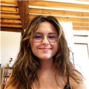 Étudiante en 3ème année d’études théâtrales, ayant fait prépa littéraire.